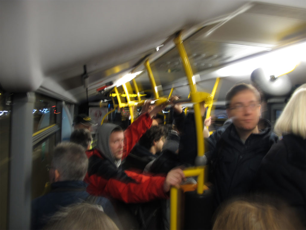 Gedrängel in einem vollen Wiesbadener Stadtbus