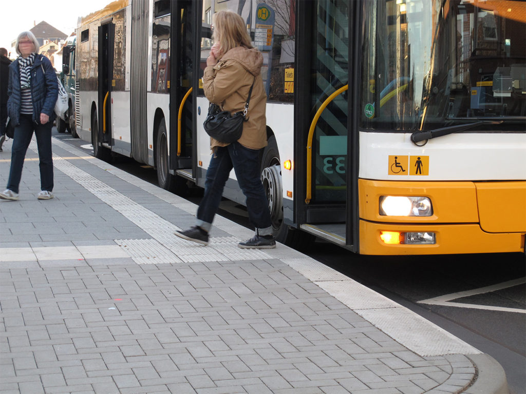 Barrierefrei ausgebaute Haltestelle mit erhöhten Bereich und Leitstreifen für Sehbehinderte. Die Einstiege des Busses liegen höher und es besteht ein deutlicher Spalt zwischen Bordstein und Bus.