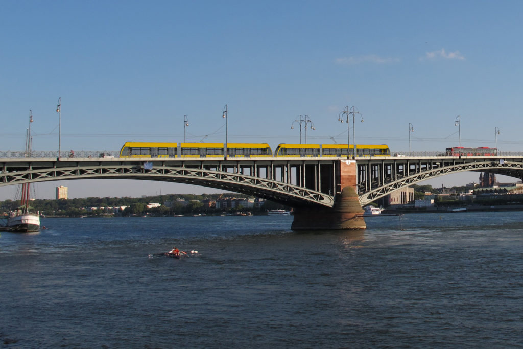 Theodor-Heuss-Brücke mit Citybahn (Fotomontage)